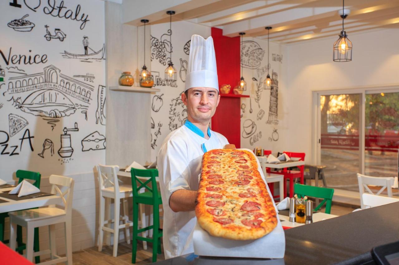 Sealine Beach, A Murwab Resort Mesaieed Exterior photo A pizzaiolo with a metre-long pizza